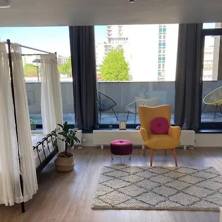 Utulny A Moderny Atelier S Terasou شقة براتسيلافا